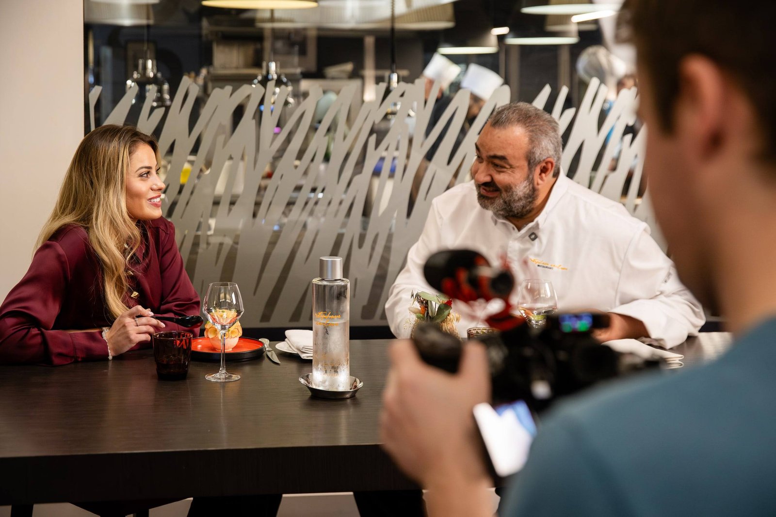 Samuel Lioult en tournage dans un restaurant